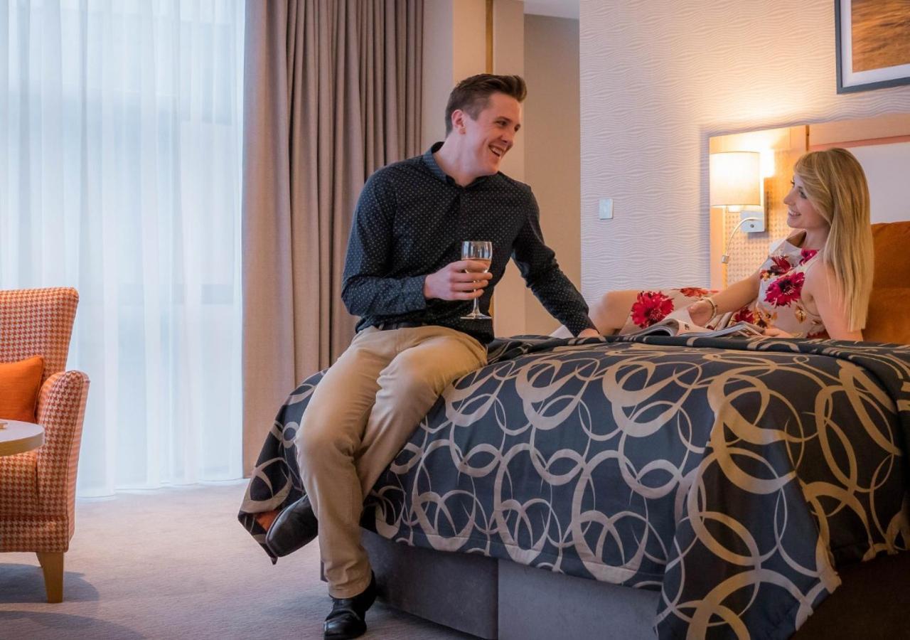 Clayton Hotel Dublin Airport Coolock Bagian luar foto A couple in a hotel room