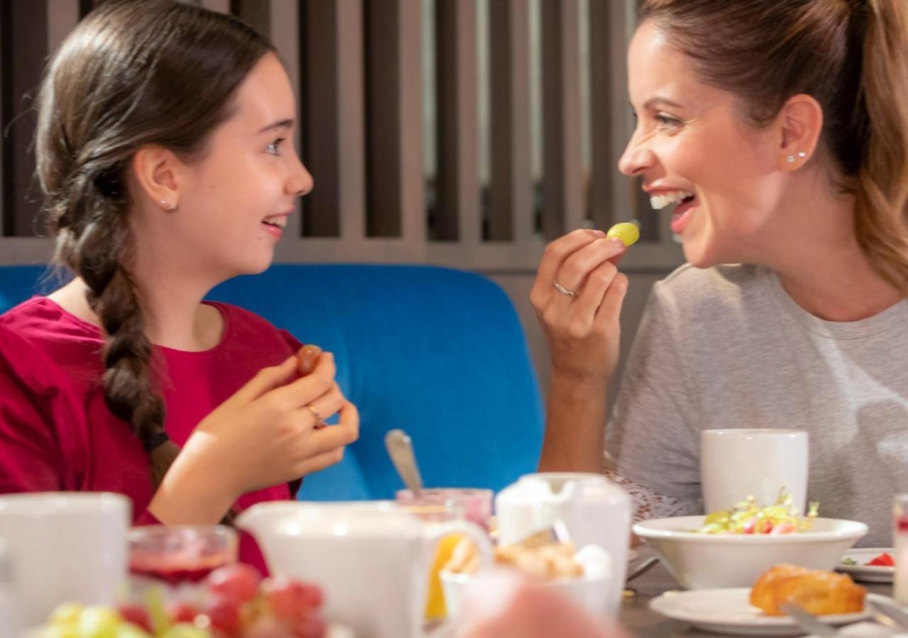 Clayton Hotel Dublin Airport Coolock Bagian luar foto "I'm eating a melon with you."
