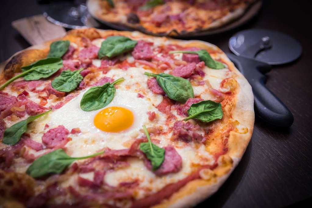 Clayton Hotel Dublin Airport Coolock Ruang foto The pizza is a popular food in the Netherlands.