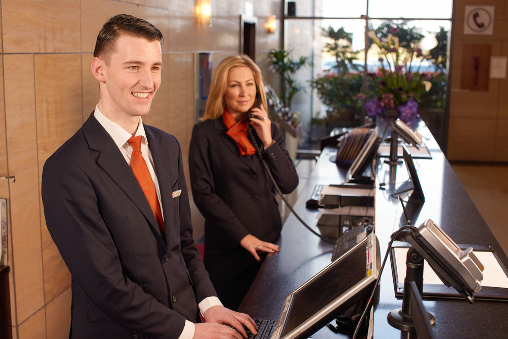 Clayton Hotel Dublin Airport Coolock Bagian luar foto Receptionist