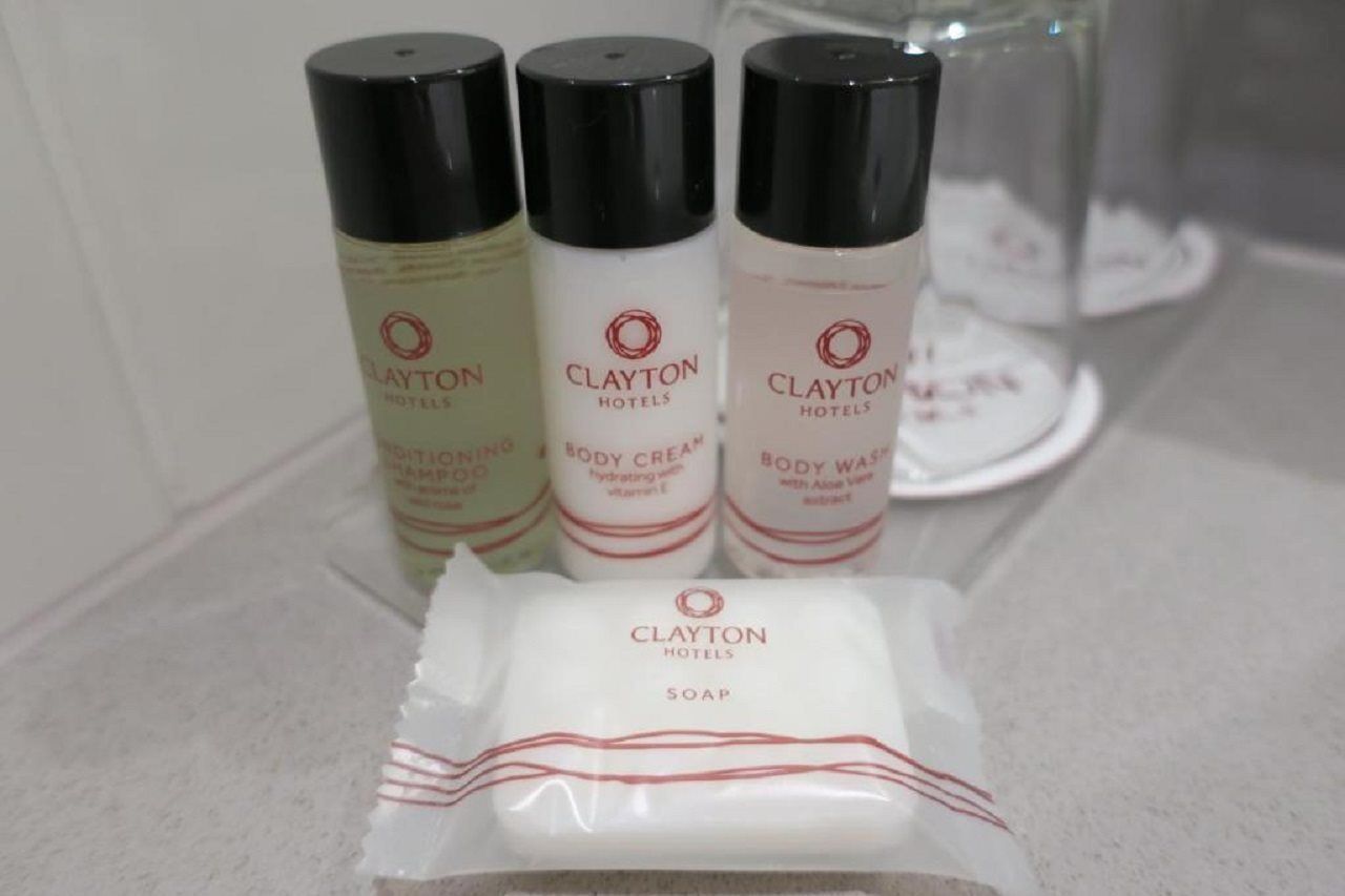 Clayton Hotel Dublin Airport Coolock Bagian luar foto Clayton Hotels toiletries